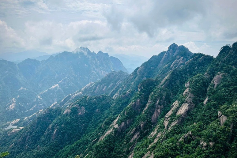 Khách Việt mê mẩn "biển mây" trên dãy núi Hoàng Sơn ở Trung Quốc