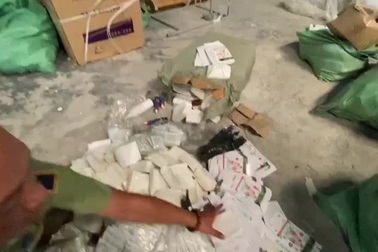 Truy quét tụ điểm hàng lậu khủng ở khu cảng ICD Mỹ Đình