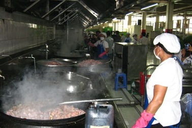 “Hiểm họa” suất ăn công nghiệp đầu độc người lao động