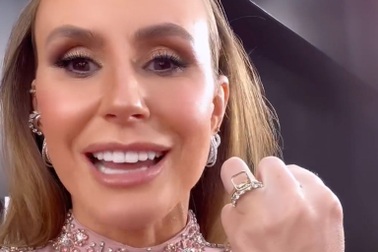 Nữ MC khẩn cầu nhờ giúp tìm viên kim cương mất trên thảm đỏ Quả Cầu Vàng