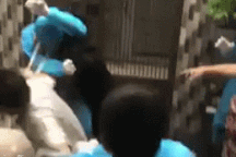 Xôn xao clip người dân và nhân viên y tế ẩu đả ở TPHCM