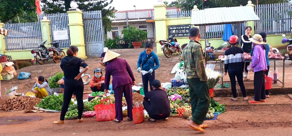 Thu tiền bán nốt ở chợ tự phát tiềm ẩn hiểm hoạ giao thông khôn lường - 5 Thu tiền bán nốt ở chợ tự phát tiềm ẩn hiểm hoạ giao thông khôn lường - 5