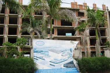 Dự án khu nghỉ dưỡng trăm tỷ nằm trơ trọi giữa nắng mưa