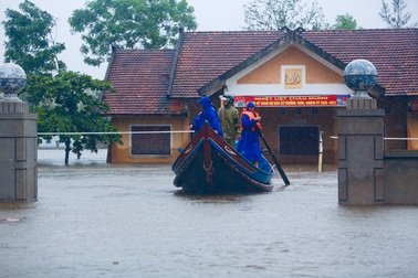 Khen thưởng 123 ngư dân dùng thuyền đánh cá cứu người trong lũ