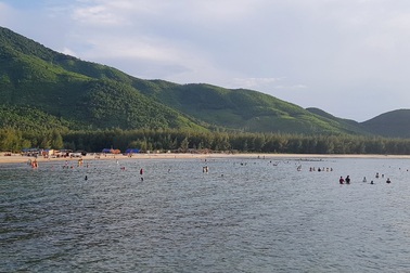 5 học sinh bị sóng cuốn, 2 em tử vong