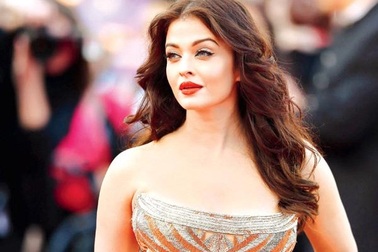 Hoa hậu đẹp nhất mọi thời đại mắc Covid-19