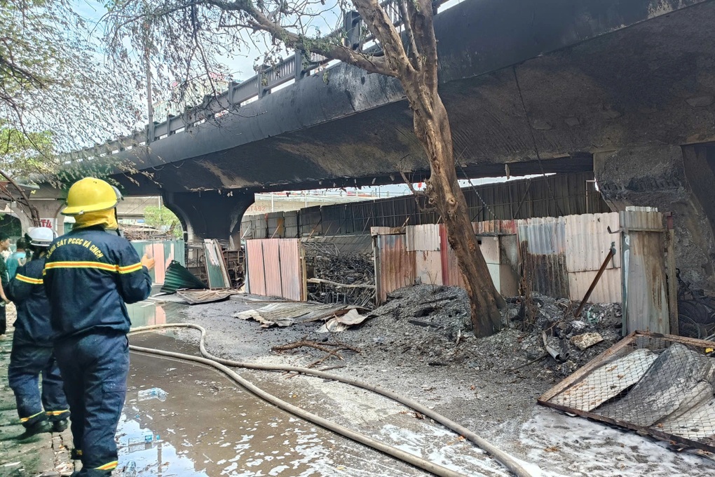 Vụ cháy dưới gầm cầu Vĩnh Tuy: Loại trừ nguyên nhân có người phóng hỏa - 1 Vụ cháy dưới gầm cầu Vĩnh Tuy: Loại trừ nguyên nhân có người phóng hỏa - 1