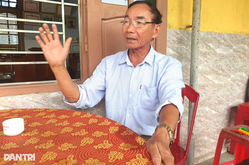Người phụ nữ lấy thân mình chặn xe tăng, dùng đôi tay đẩy nòng súng lên cao - 1 Người phụ nữ lấy thân mình chặn xe tăng, dùng đôi tay đẩy nòng súng lên cao - 1