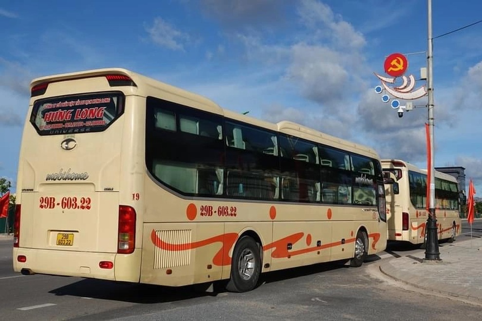 Huy động xe khách làm chỗ trú mưa nắng cho lực lượng trực chốt kiểm dịch - 1 Huy động xe khách làm chỗ trú mưa nắng cho lực lượng trực chốt kiểm dịch - 1
