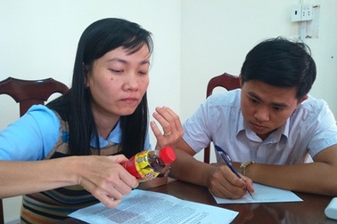 Dân gửi chai Dr.Thanh có vật thể lạ đến Chi cục Quản lý thị trường