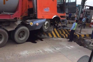 Trạm thu phí cầu Đồng Nai lần thứ 2 bị xe tông