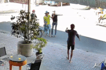 Xôn xao đoạn clip bé trai 4 tuổi nghi bị đôi nam nữ bắt cóc