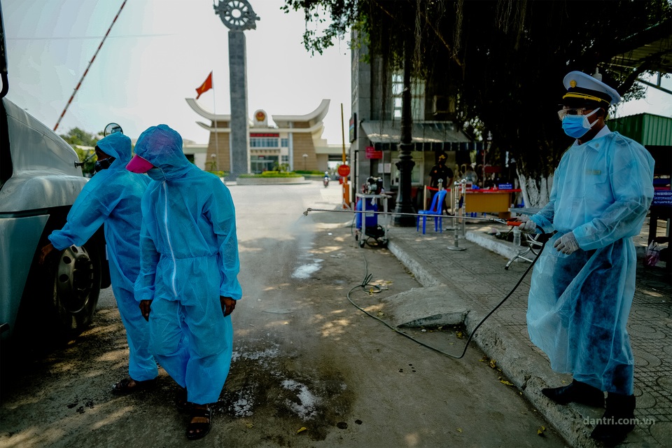 Tài xế ăn ngủ trên xe chờ được thông quan cửa khẩu trong mùa dịch - 6 Tài xế ăn ngủ trên xe chờ được thông quan cửa khẩu trong mùa dịch - 6
