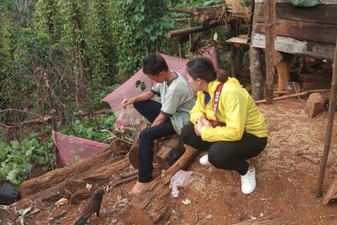 Thầy cô lặn lội vượt đường rừng để vận động học sinh đi học trở lại