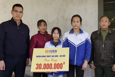 Ngân hàng SHB giúp đỡ 2 chị em mồ côi 30 triệu đồng thông qua báo Dân trí