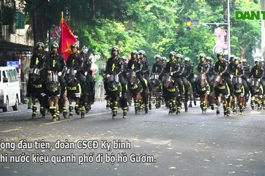 Mãn nhãn hình ảnh CSCĐ Kỵ binh diễu hành quanh phố đi bộ hồ Gươm