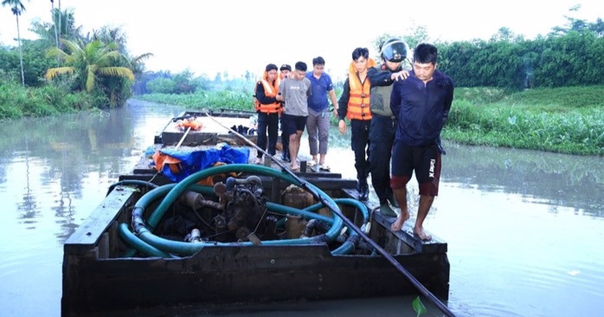 Bắt quả tang nhóm khai thác cát trái phép trên sông Đồng Nai