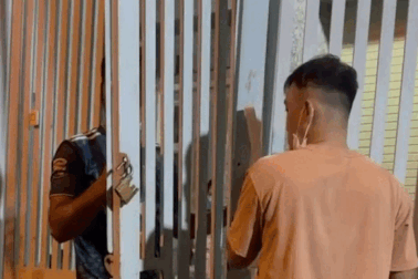 Băng nhóm táo tợn tháo cổng nhà dân ở TPHCM để trộm xe máy