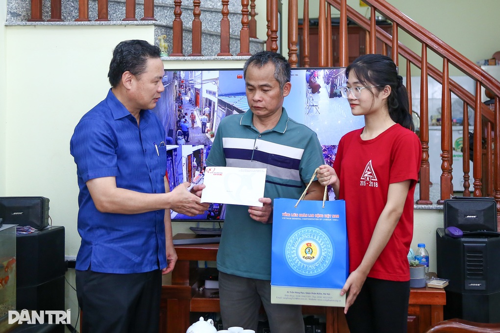 Nữ công nhân cụt 1/3 cánh tay rưng rưng nhận quà nhân dịp đặc biệt - 3 Nữ công nhân cụt 1/3 cánh tay rưng rưng nhận quà nhân dịp đặc biệt - 3