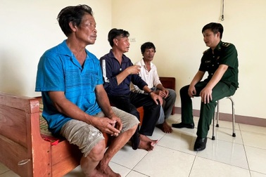 Ba ngư dân bám phao xốp trôi nổi suốt 7 giờ trên biển