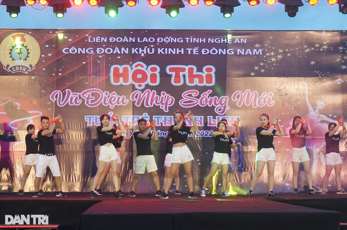 Công nhân trẻ cháy hết mình trong Vũ điệu nhịp sống mới - 1 Công nhân trẻ cháy hết mình trong Vũ điệu nhịp sống mới - 1
