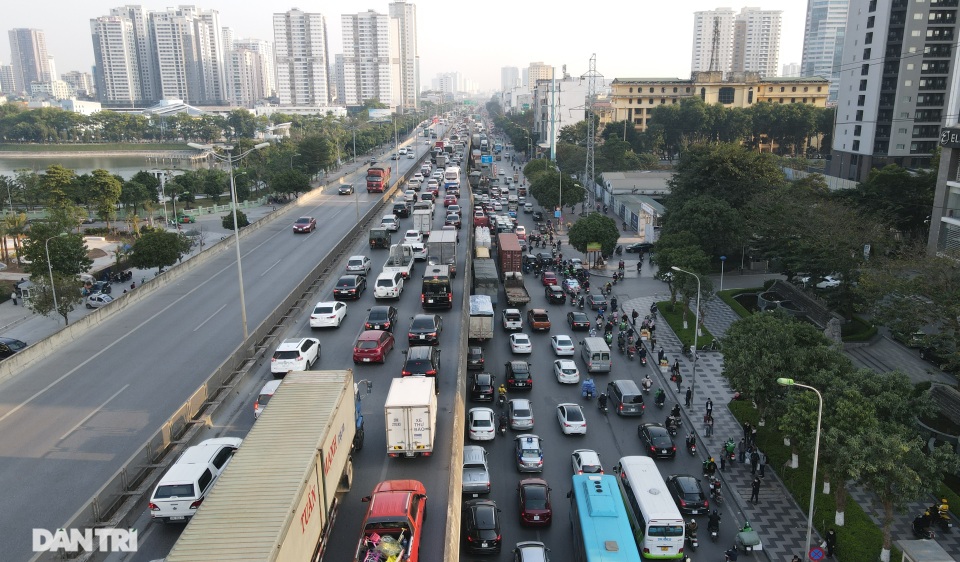Đường Hà Nội ùn tắc kéo dài từ trên cao xuống dưới thấp chiều cuối năm - 9