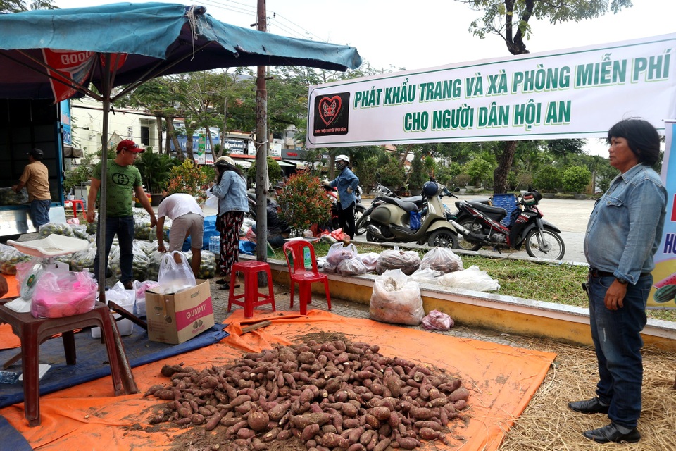 Hết dưa hấu, người dân Hội An tiếp tục “giải cứu” cam Nghệ An - 6 Hết dưa hấu, người dân Hội An tiếp tục “giải cứu” cam Nghệ An - 6
