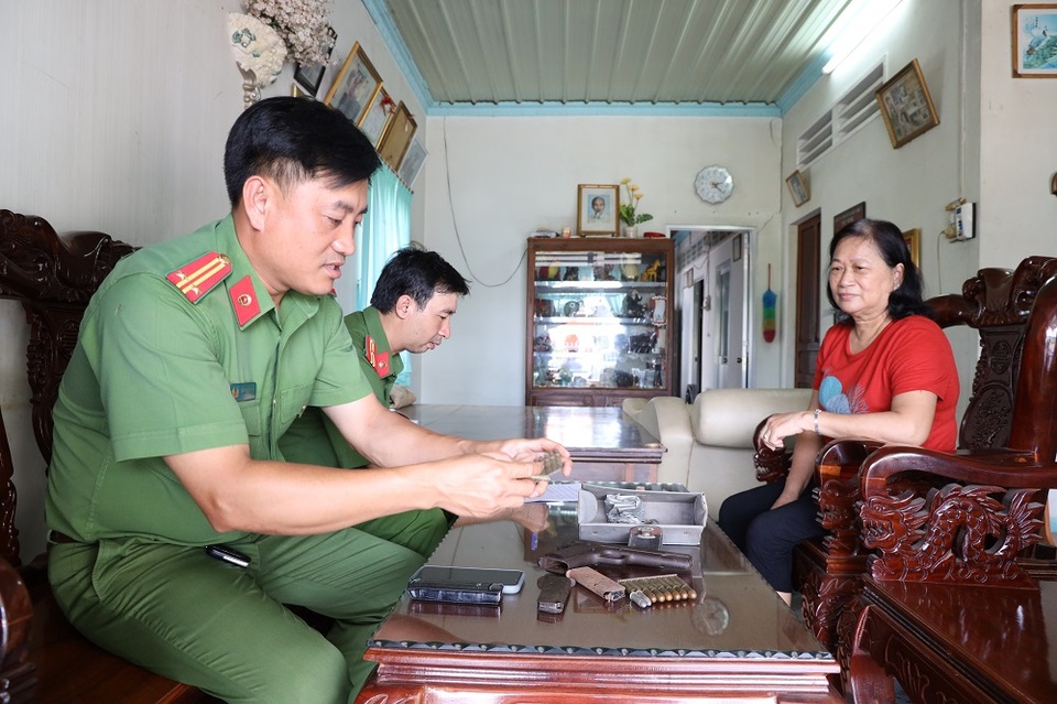 Dọn nhà phát hiện súng, đem nộp công an - 1 Dọn nhà phát hiện súng, đem nộp công an - 1