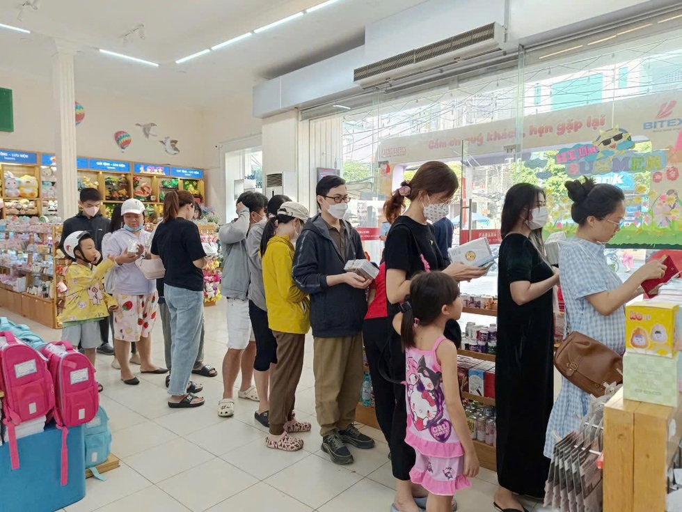 Đội mưa xếp hàng từ 5h, quyết săn lùng bộ truyện tuổi thơ Nữ hoàng Ai Cập - 5 Đội mưa xếp hàng từ 5h, quyết săn lùng bộ truyện tuổi thơ Nữ hoàng Ai Cập - 5