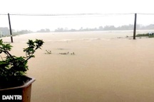 Hàng loạt thủy điện xả tràn, người dân vùng hạ du kéo nhau "chạy lũ"