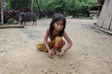 Khắc khoải dáng hình trẻ em vùng cao