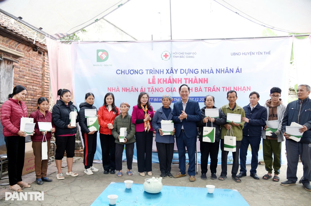 Khánh thành nhà Nhân ái dành tặng bà lão cô độc, mù lòa tại Bắc Giang - 6 Khánh thành nhà Nhân ái dành tặng bà lão cô độc, mù lòa tại Bắc Giang - 6