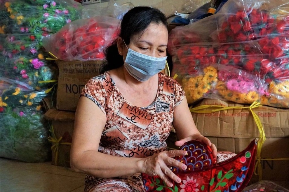 Trung thu buồn nhất trong 25 năm làm nghề lồng đèn của người thợ xứ Tây Đô - 1 Trung thu buồn nhất trong 25 năm làm nghề lồng đèn của người thợ xứ Tây Đô - 1