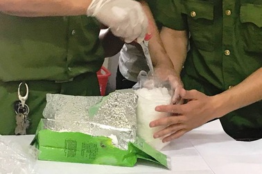Khen thưởng ban chuyên án bắt 2 đối tượng, thu giữ 3 bánh heroin và 1kg ma túy đá