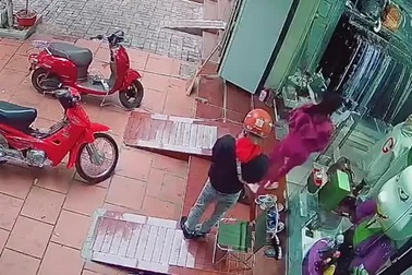 Cô gái gặp "sự cố xấu hổ" với shipper