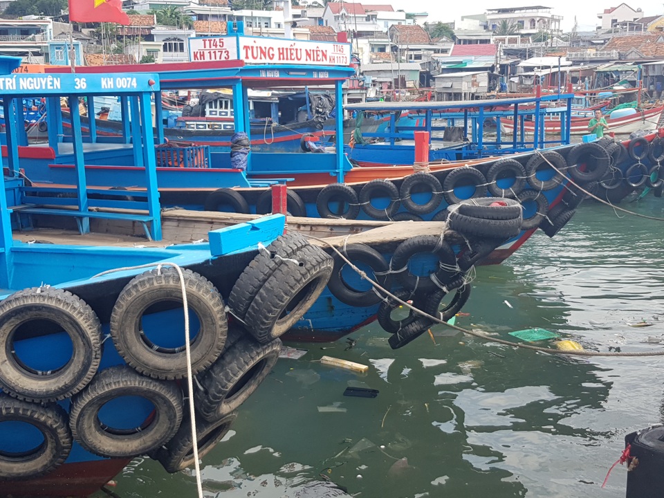 Đảo hơn 3.000 dân ở Nha Trang ngập rác mùa biển động - 1 Đảo hơn 3.000 dân ở Nha Trang ngập rác mùa biển động - 1