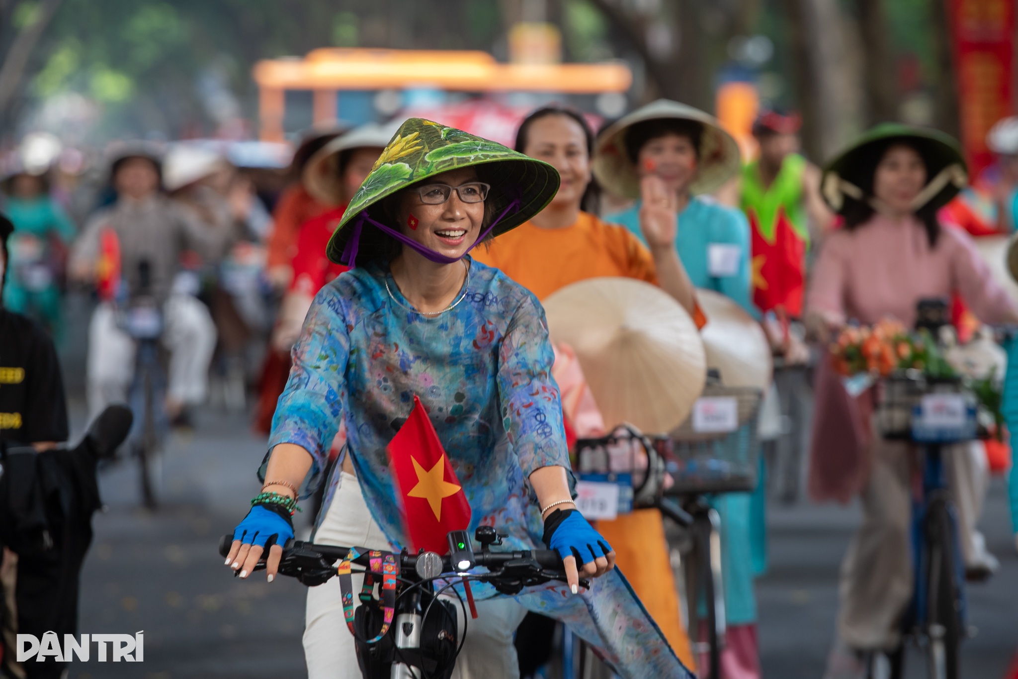 Hàng trăm người mặc áo dài, đạp xe diễu hành trên đường phố Hà Nội - 1 Hàng trăm người mặc áo dài, đạp xe diễu hành trên đường phố Hà Nội - 1