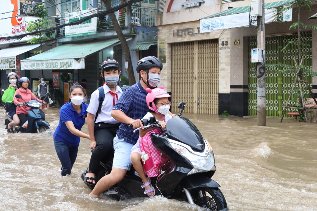 Học sinh Cần Thơ ở nhà tự học 3 ngày để tránh triều cường - 1 Học sinh Cần Thơ ở nhà tự học 3 ngày để tránh triều cường - 1