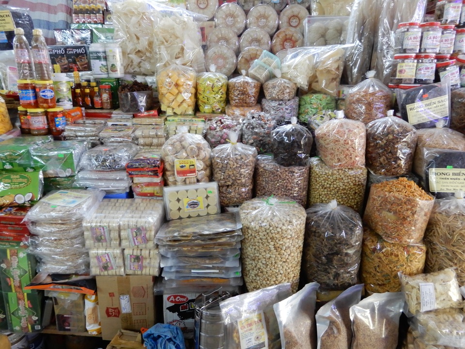 Vắng khách du lịch, nhiều tiểu thương đóng sạp nghỉ bán vì ế ẩm - 4 Vắng khách du lịch, nhiều tiểu thương đóng sạp nghỉ bán vì ế ẩm - 4