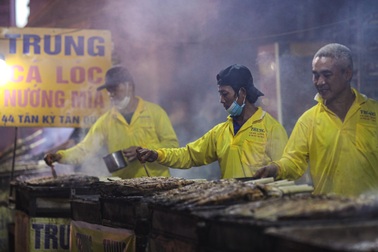 Một gia đình ở TPHCM nướng hơn 5.000 con cá lóc bán dịp vía Thần Tài