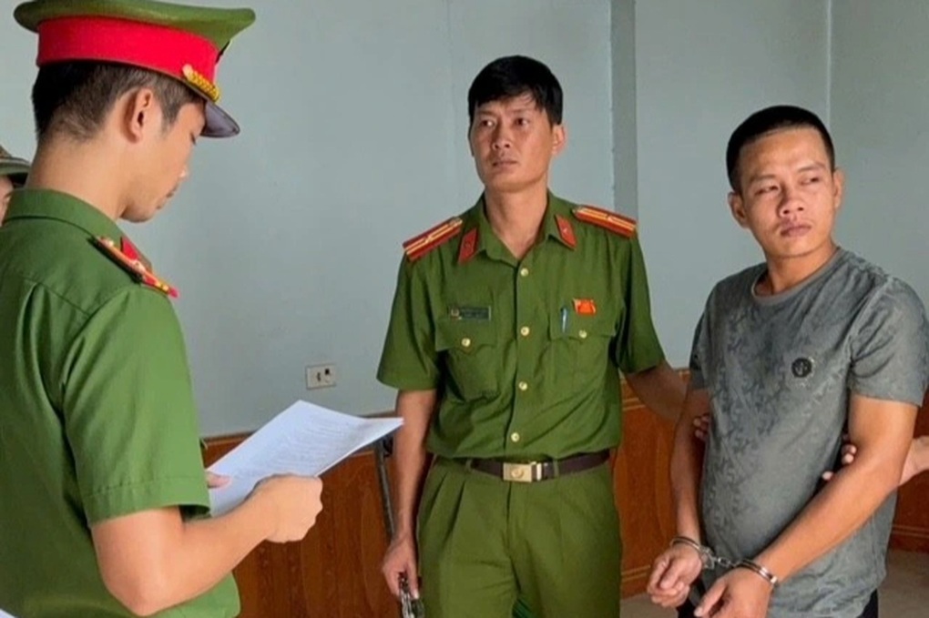 Khởi tố người cha bắt 2 con quỳ nhiều giờ, bạo hành rồi quay video gửi vợ - 1 Khởi tố người cha bắt 2 con quỳ nhiều giờ, bạo hành rồi quay video gửi vợ - 1