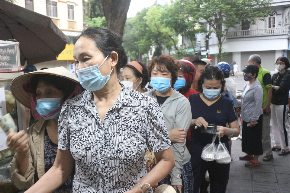 Người dân xếp hàng dài mua bánh trôi, bánh chay về cúng Tết Hàn thực - 2 Người dân xếp hàng dài mua bánh trôi, bánh chay về cúng Tết Hàn thực - 2