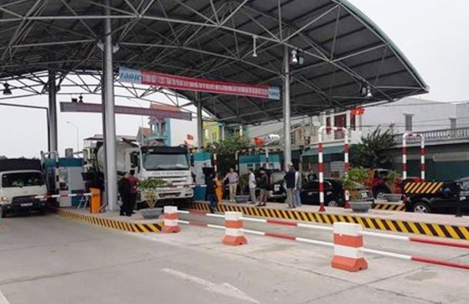 Dừng xe gần trạm BOT, nam thanh niên bị người lạ cầm súng hoa cải bắn - 1 Dừng xe gần trạm BOT, nam thanh niên bị người lạ cầm súng hoa cải bắn - 1