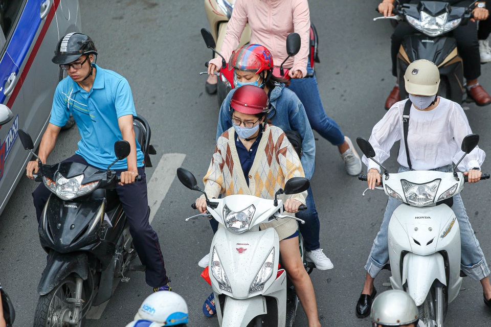 Hà Nội đón đợt gió lạnh đầu mùa, người dân mặc áo ấm ra đường - 2 Hà Nội đón đợt gió lạnh đầu mùa, người dân mặc áo ấm ra đường - 2
