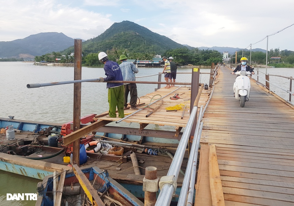 Một cá nhân bỏ hàng trăm triệu đồng sửa cầu cho học sinh đi học - 1 Một cá nhân bỏ hàng trăm triệu đồng sửa cầu cho học sinh đi học - 1