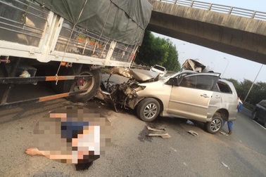 Hà Nội: Xe biển đỏ "nát đầu" sau cú rúc đuôi xe tải trên đại lộ Thăng Long