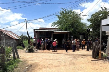 Tông vào quán tạp hóa, 3 mẹ con thương vong