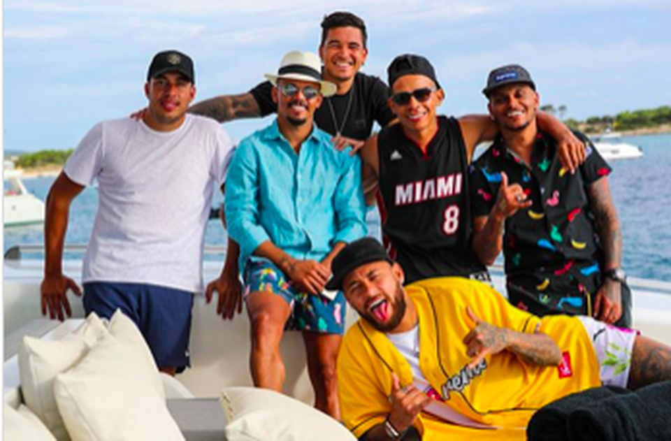 Sau cam kết trung thành với PSG, Neymar vui vẻ đi chơi cùng con trai - 1 Sau cam kết trung thành với PSG, Neymar vui vẻ đi chơi cùng con trai - 1