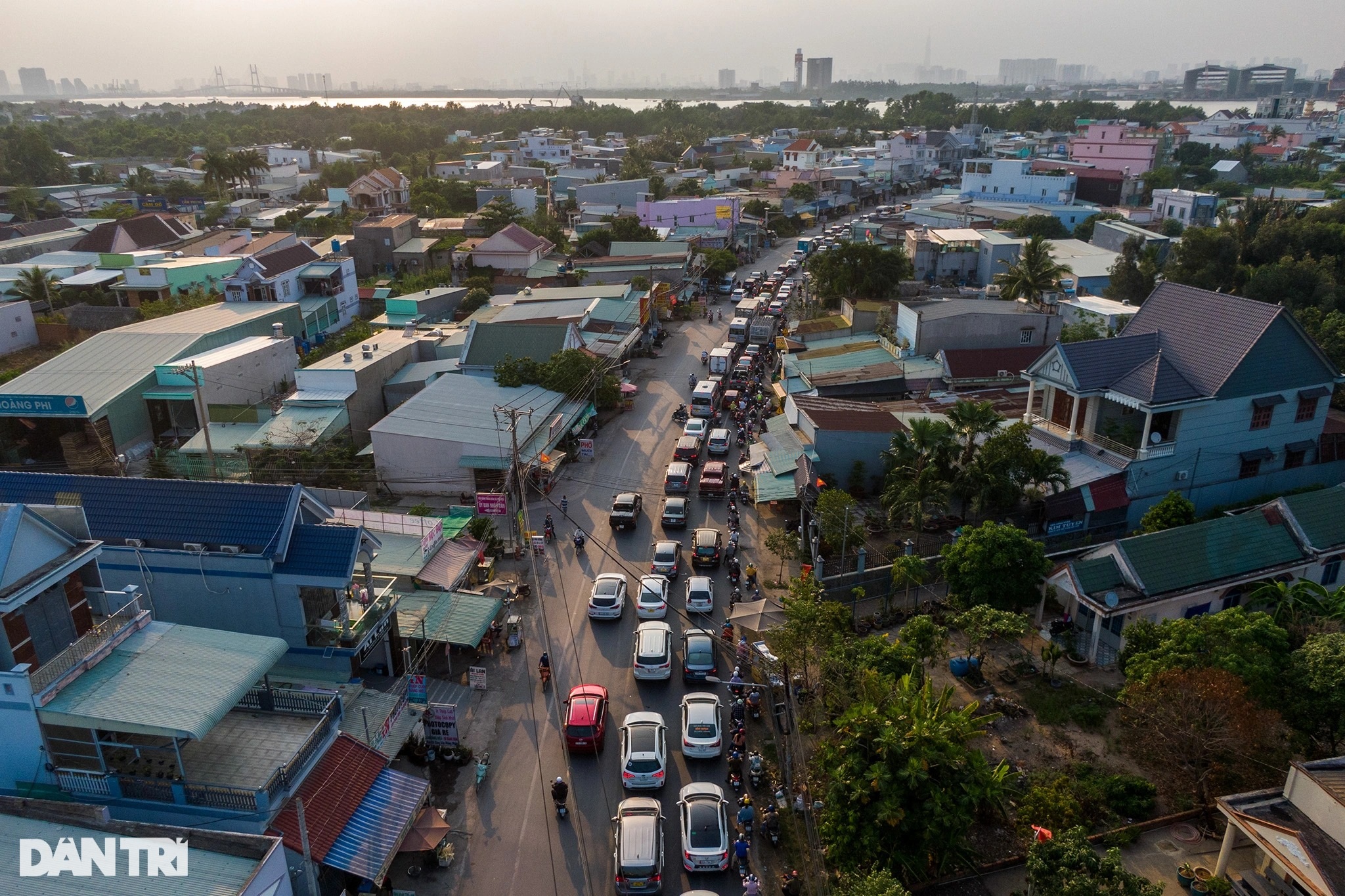 Trẻ nhỏ khóc thét giữa dòng xe kẹt cứng chờ phà Cát Lái về TPHCM - 1 Trẻ nhỏ khóc thét giữa dòng xe kẹt cứng chờ phà Cát Lái về TPHCM - 1