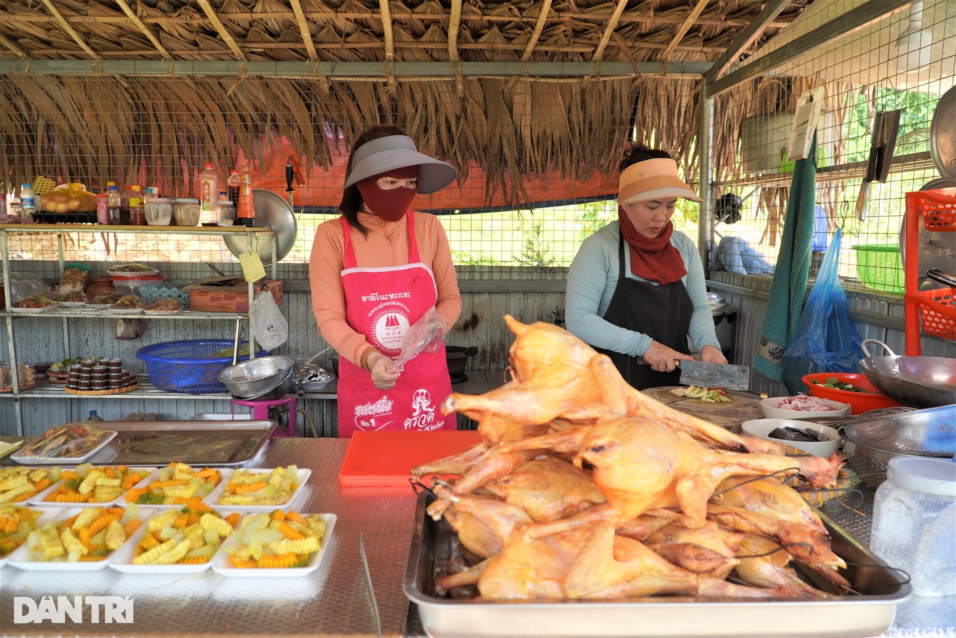 View - Ngày đầu nghỉ lễ 2/9, dân phố ùn ùn lên suối nước hoang sơ "đổi gió" | Báo Dân trí